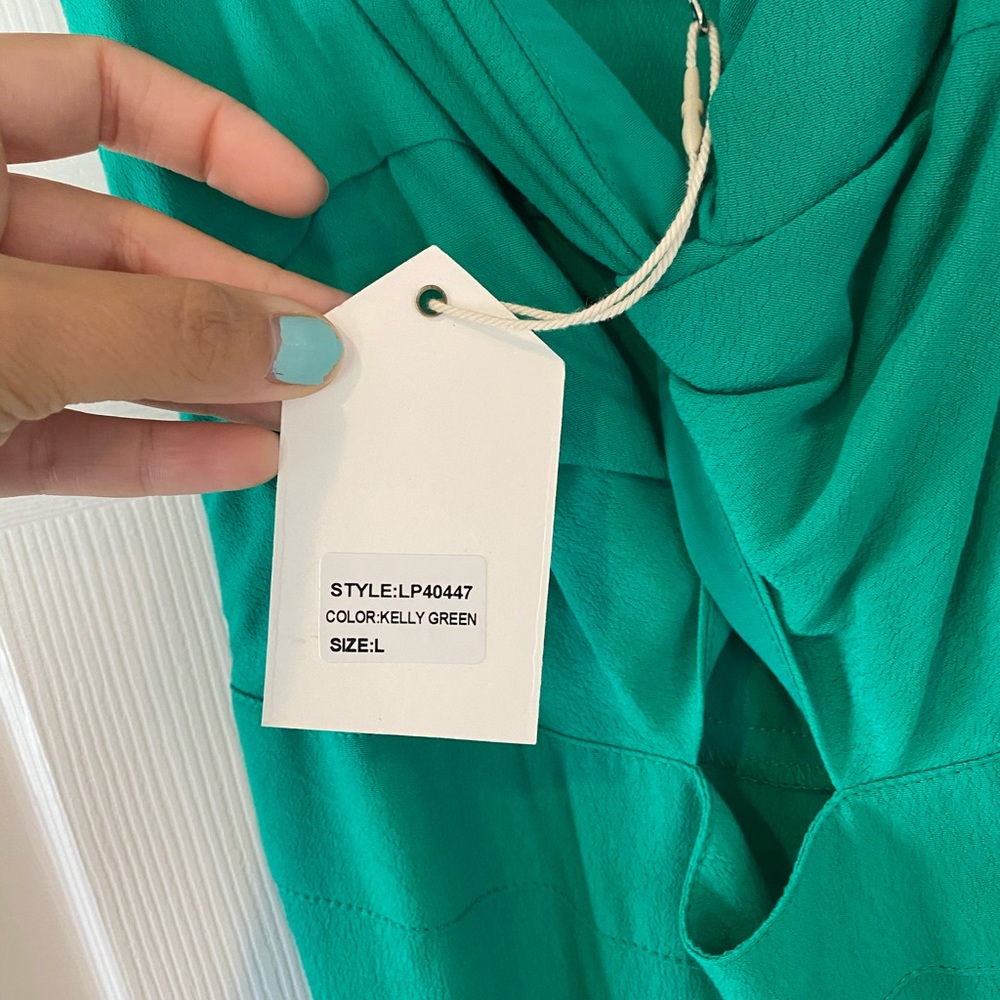 NWT! Green jumpsuit with cutout in front - Picture 4 of 10